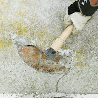 Sokkelin korjaus: Koputa vaurioituneen alueen reunoja vasaran varrella ja kuulostele Sokkelin korjaus: Koputa vaurioituneen alueen reunoja vasaran varrella ja kuulostele